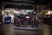 INDIAN MOTORCYCLE ET ROLAND SANDS DESIGN DEVOILENT UNE COLLECTION D'ACCESSOIRES INSPIRÉE DE LA COURSE POUR LA FTR 1200