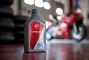Shell et Ducati conforte leur partenariat technique et étendent la distribution de l'huile Shell chez Ducati en renouvelant le contrat de premier fournisseur d'huile moteur