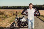SEGURA PRÉSENTE SA NOUVELLE COLLECTION CAPSULE : UNE ÉDITION LIMITÉE ORIGINALE SIGNÉE LO'S PINSTRIP