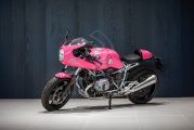 BMW Motorrad Belux vend aux enchères une BMW R nineT Racer rose vif pour Think Pink lors du BMW Motorrad Day à Tirlemont